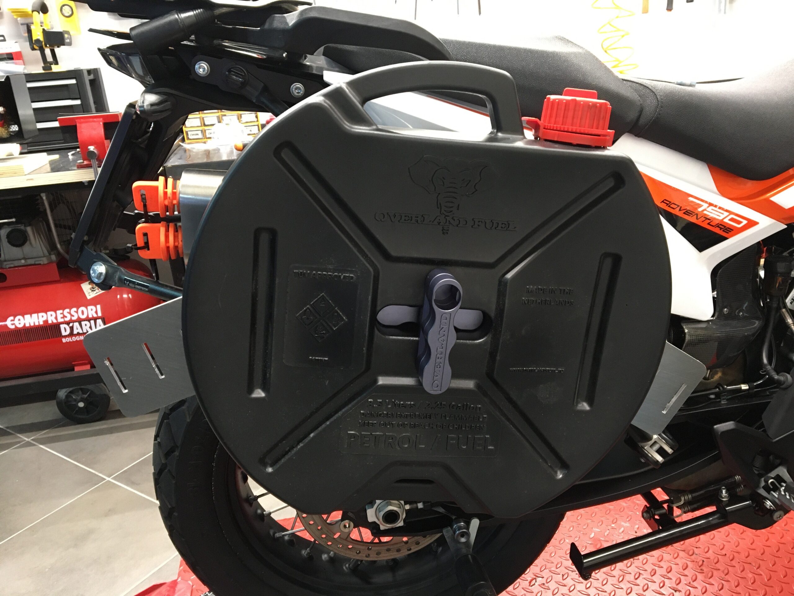 8.5 Liters Rounded Fuel Can - Image 6