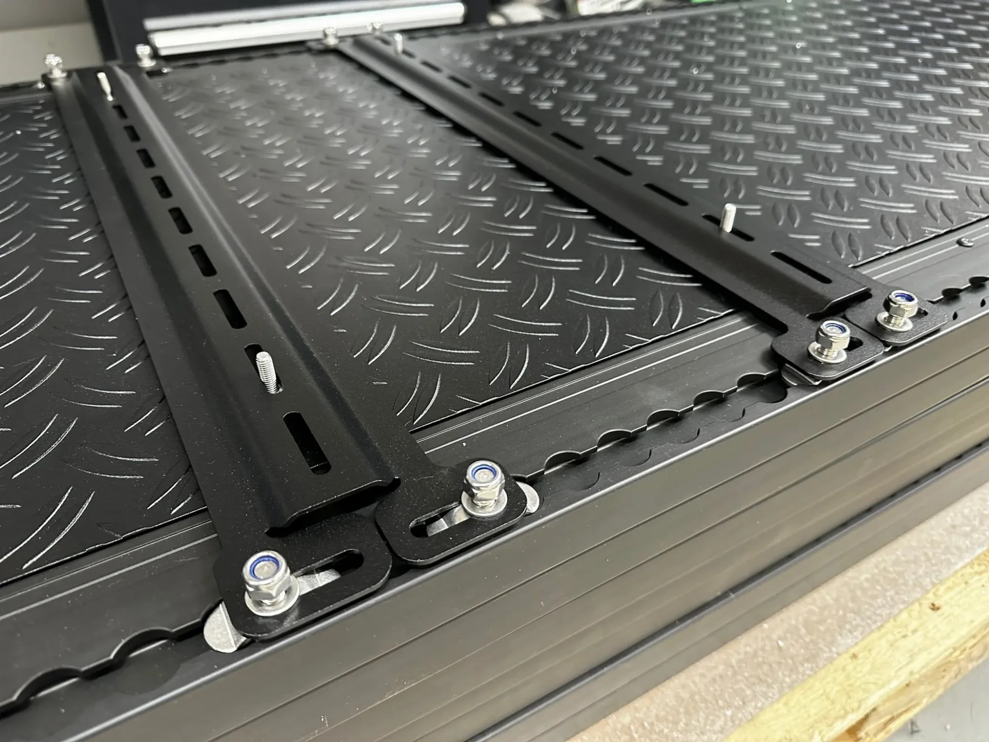 Black-Sheep- Innovations Roof Platform Universal Mount Set "Screw Sheep" - Ineos Grenadier
